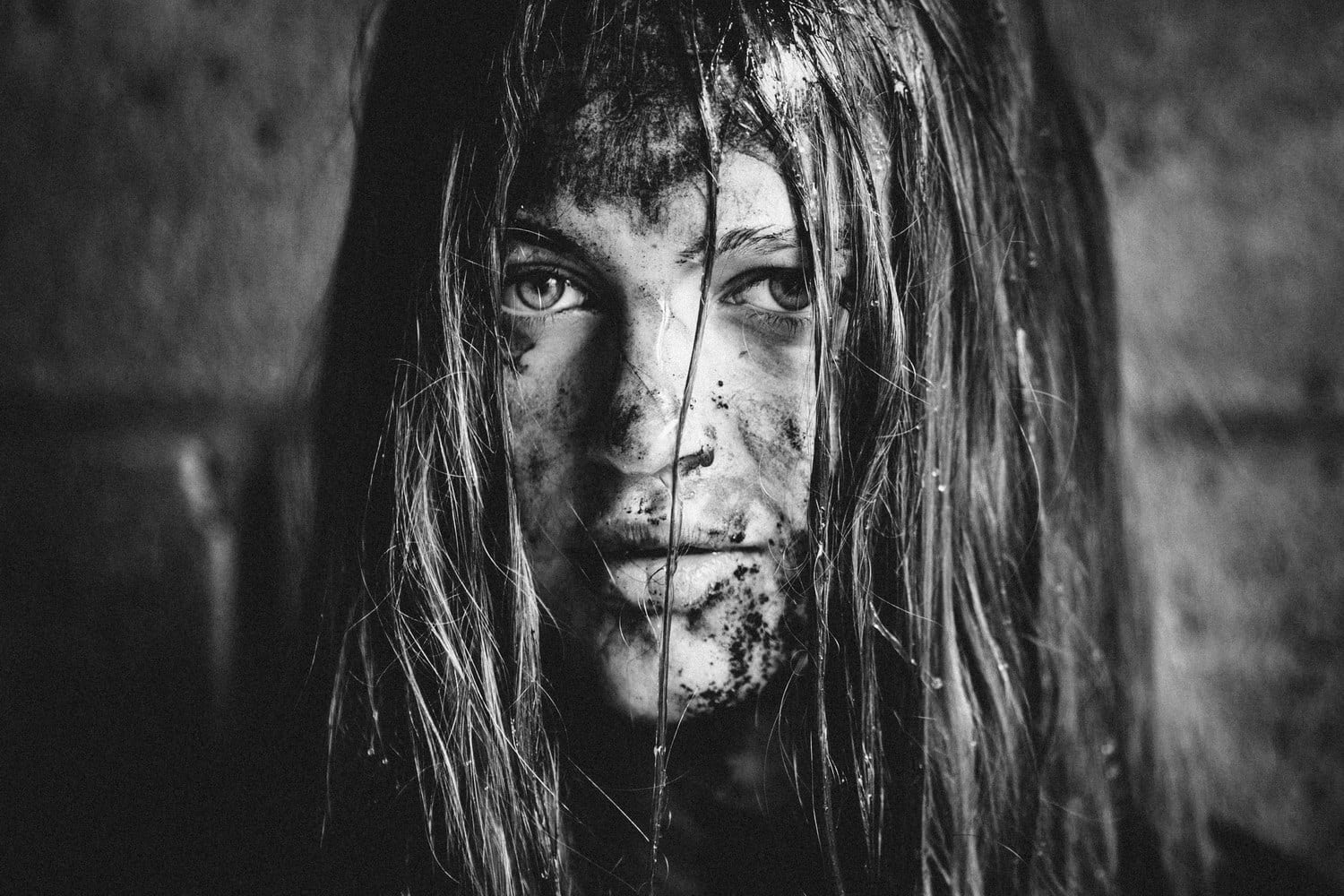 Zwart-wit portret van vrouw met lang haar en sproeten